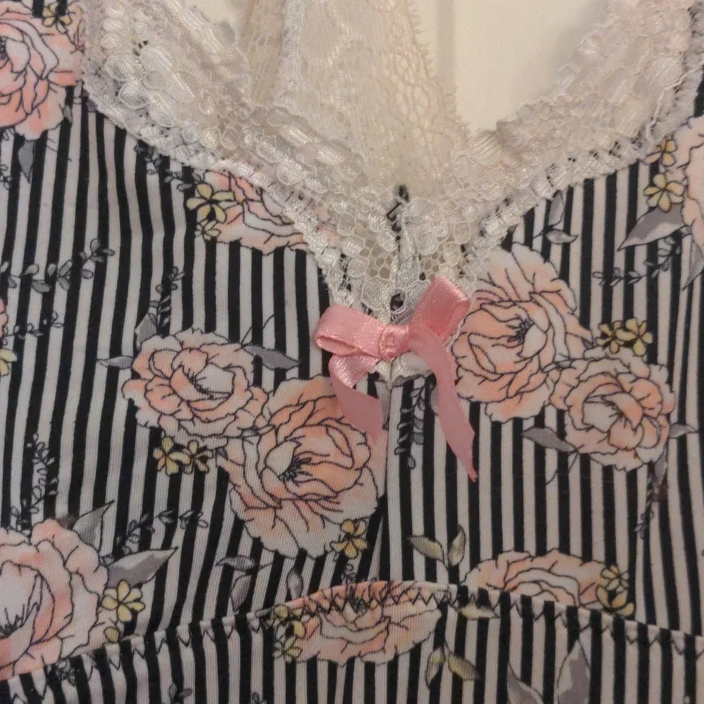 // DONATED ๐ 2/$7 Marilyn Monroe cami short stripped pajama set size L - Picture 3 of 12